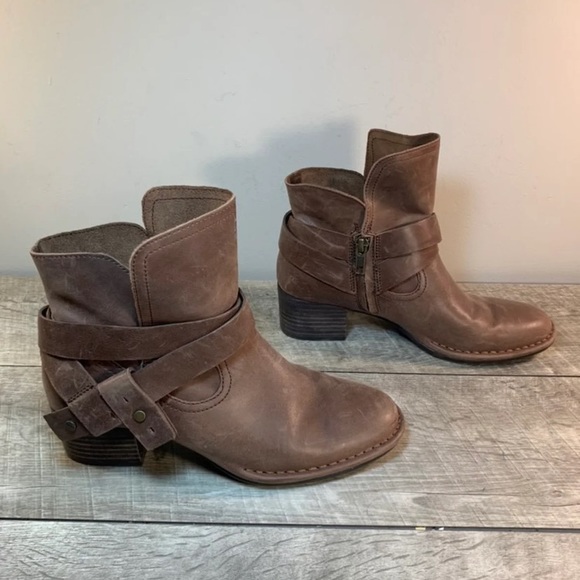 UGG Shoes - Ugg Women's W Elysian Fashion Boots 6.5